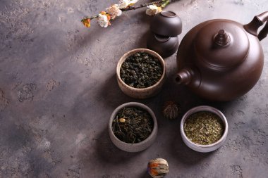 Çeşitli çay ve çaydanlıklar.