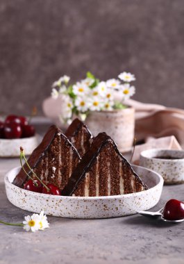 Tatlı olarak kremalı çikolatalı pasta.