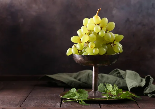 Raisins Biologiques Mûrs Dans Vase Sur Table — Photo