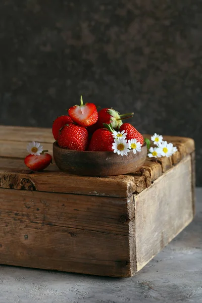 Fresas Orgánicas Frescas Tazón Madera — Foto de Stock