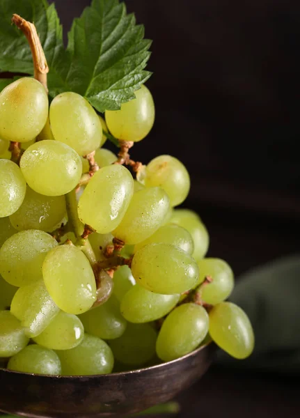 Rijpe Biologische Druiven Een Vaas Tafel — Stockfoto