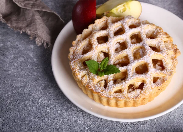 Torta Mele Con Frutta Fresca Sul Tavolo — Foto Stock