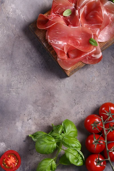 Verse Prosciutto Ham Een Houten Plank — Stockfoto