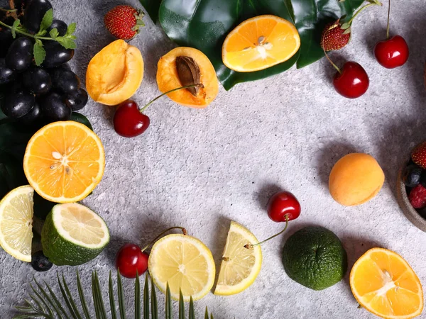 Frische Beeren Auf Sommerlichem Hintergrund — Stockfoto