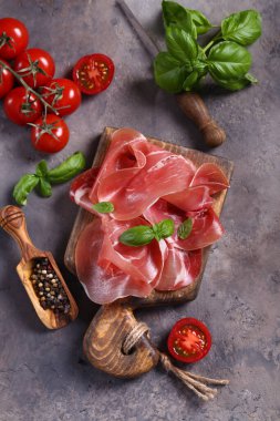 Tahtada taze jambon.