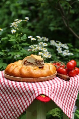 Ev yapımı etli börek, sade hayat.