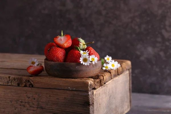 Fresas Orgánicas Frescas Tazón Madera —  Fotos de Stock