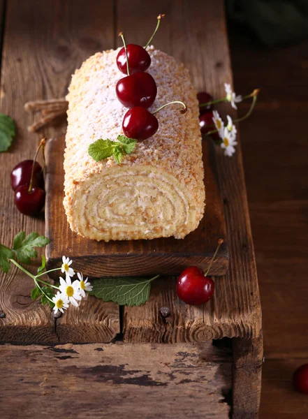 Rouleau Doux Fait Maison Avec Des Baies Fraîches — Photo