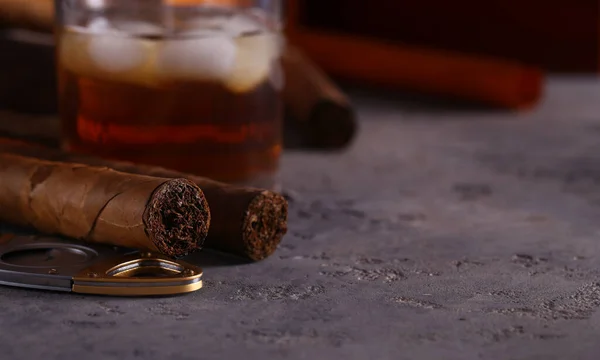 Stillleben Mit Zigarren Und Alkohol — Stockfoto