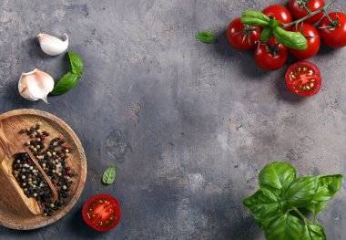 Fesleğen, domates ve baharatlı yiyecek arka planı