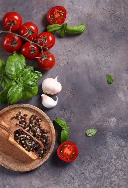 Fesleğen, domates ve baharatlı yiyecek arka planı