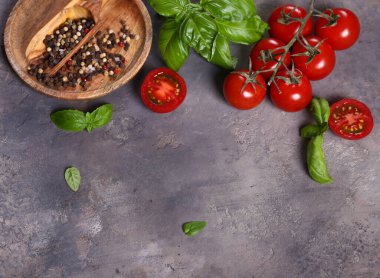 Fesleğen, domates ve baharatlı yiyecek arka planı