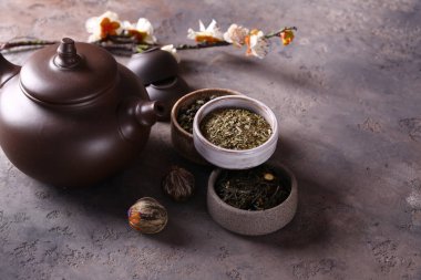 Çeşitli çay ve çaydanlıklar.