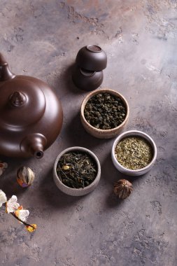 Çeşitli çay ve çaydanlıklar.