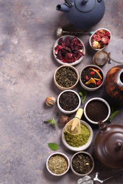 Çeşitli çay ve çaydanlıklar.