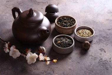 Çeşitli çay ve çaydanlıklar.