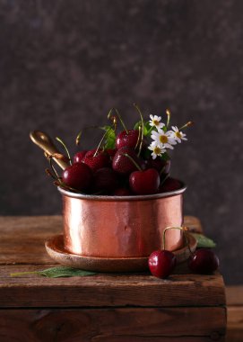 Tahta bir masada taze organik çilek tatlı kiraz