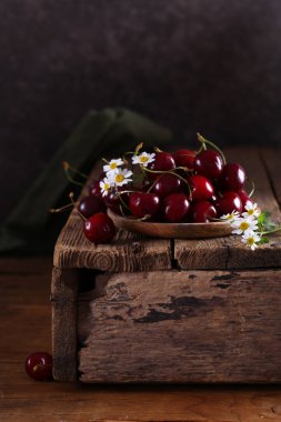 Tahta bir masada taze organik çilek tatlı kiraz