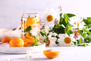 Taze kayısı ve naneli buzlu limonata.