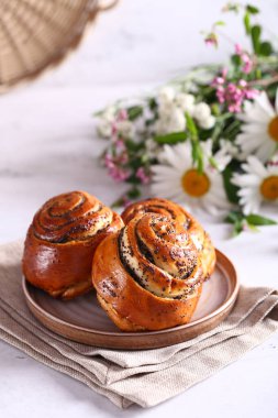 Sütlü haşhaşlı çörekler