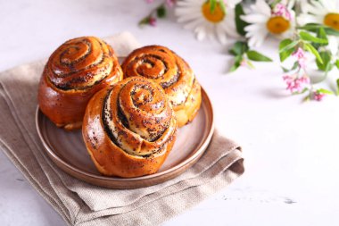 Sütlü haşhaşlı çörekler