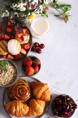 Peynirli kek çeşitleri müsli ve taze böğürtlenli.