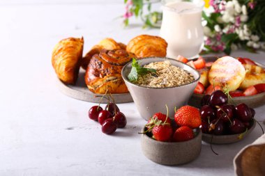 Peynirli kek çeşitleri müsli ve taze böğürtlenli.