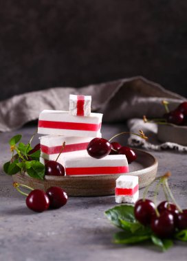 Tatlı olarak meyveli marşmelov.