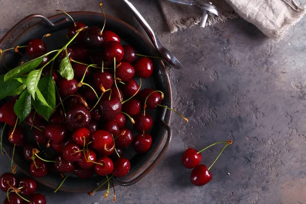 Verse Biologische Bessen Zoete Kers Een Houten Tafel — Stockfoto