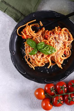 Domates soslu ve fesleğenli İtalyan makarnası.