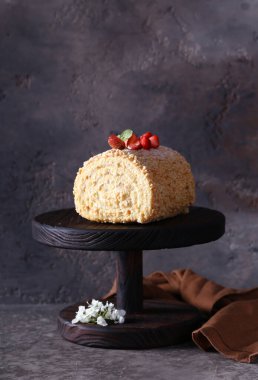 Tahta tabakta çilekli sünger rulosu.