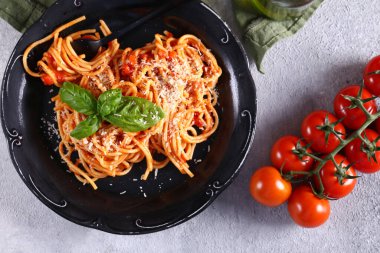 Domates soslu ve fesleğenli İtalyan makarnası.