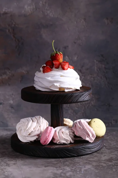 Безе Десерт Свежими Ягодами — стоковое фото
