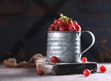 Demir bardakta taze böğürtlen üzümü.