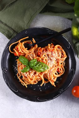Domates soslu ve fesleğenli İtalyan makarnası.