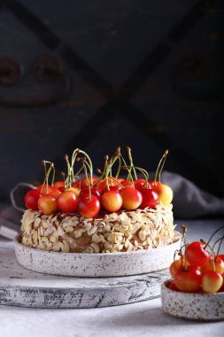 Taze kirazlı ev yapımı meyveli pasta.