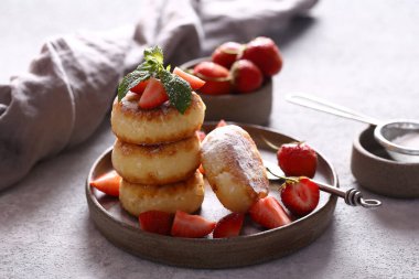 Kahvaltıda taze böğürtlenli krep