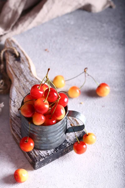 Sağlıklı bir yemek için taze organik kiraz.