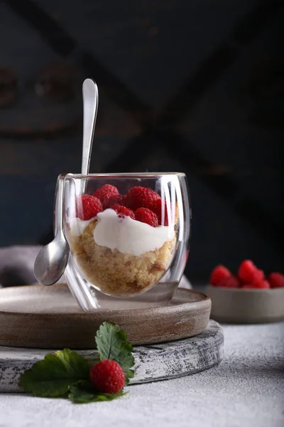 Небольшой Десерт Свежей Малиной Стакане — стоковое фото