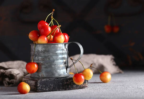 Sağlıklı bir yemek için taze organik kiraz.