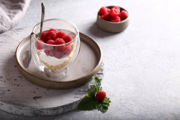 Bardakta taze ahududu ve tatlı.