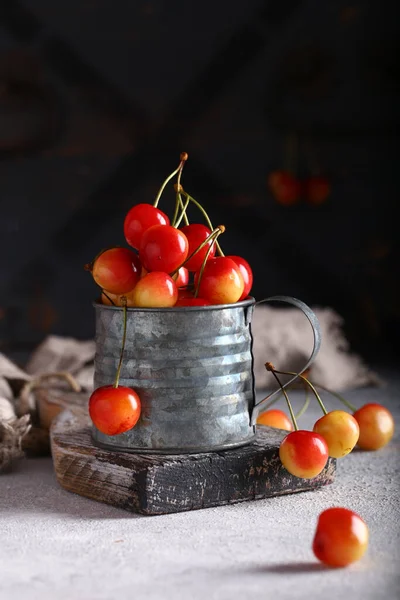 Sağlıklı bir yemek için taze organik kiraz.