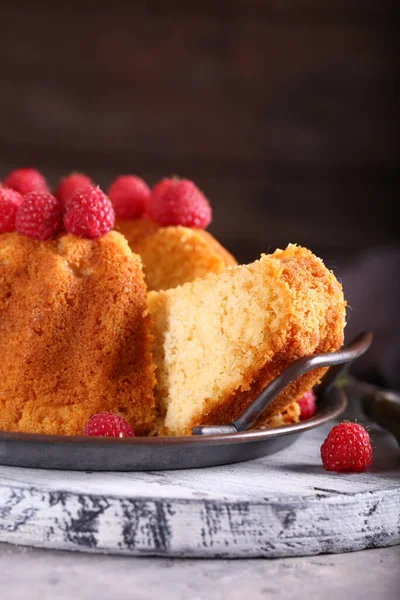 Pastel Redondo Con Frambuesas Frescas Postre —  Fotos de Stock