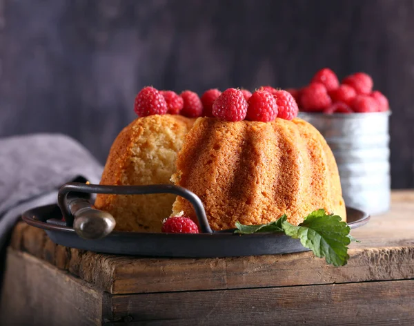 圆圆的蛋糕加新鲜的覆盆子当甜点 — 图库照片