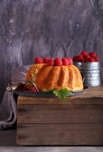 Pastel Redondo Con Frambuesas Frescas Postre —  Fotos de Stock