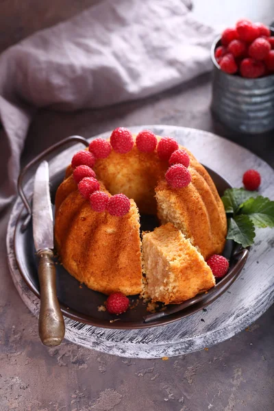 Круглый Торт Свежей Малиной Десерт — стоковое фото