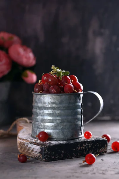 Frische Beeren Rote Stachelbeeren Eisernen Becher — Stockfoto