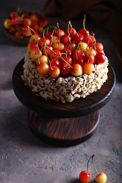Gâteau Aux Fruits Aux Baies Maison Avec Cerise Fraîche — Photo