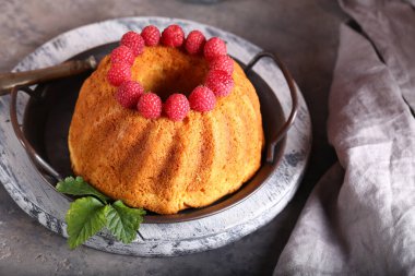 Tatlı olarak taze ahududulu yuvarlak pasta.