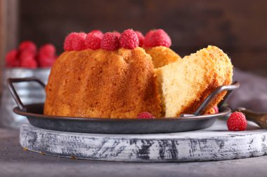 Tatlı olarak taze ahududulu yuvarlak pasta.